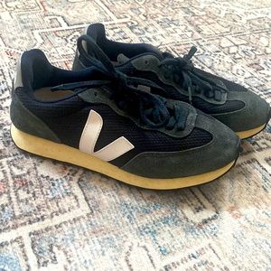 Black and white Veja Brancos.  GUC size 7/38